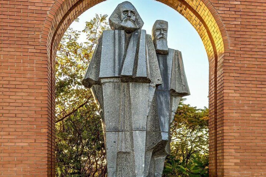 Statue of Marx and Engels