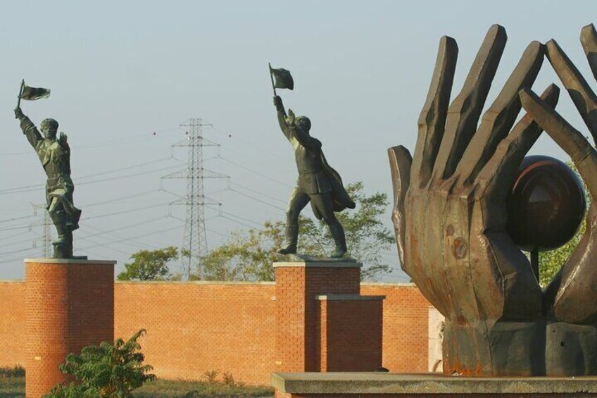 statues remembering heroes