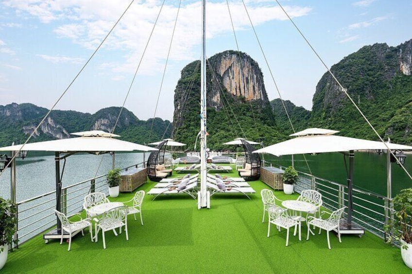 Halong Bay 5-Star Cruise with Buffet Lunch and Jacuzzi.