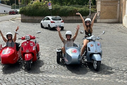 Rome Private Tour in a Vintage Vespa Sidecar Style for 90 Minutes