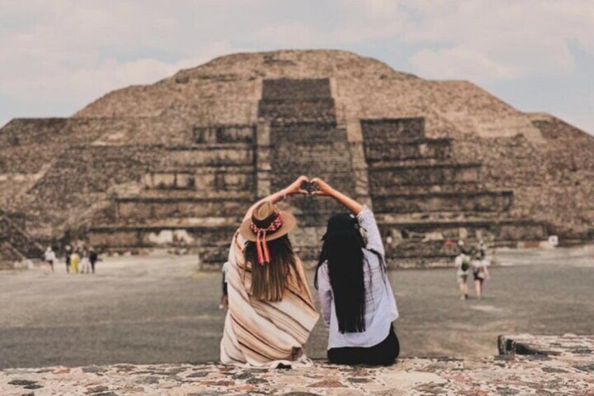 Teotihuacan balloon flight with cave breakfast + pyramids 