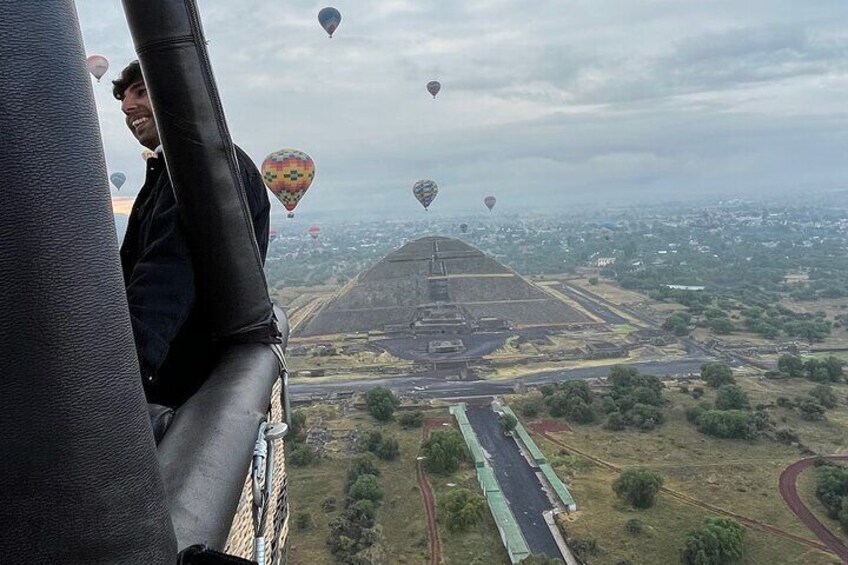 Teotihuacan balloon flight with cave breakfast + pyramids 