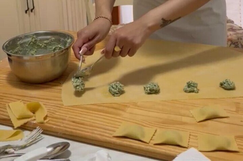 Preparation of ravioli with ricotta and spinach