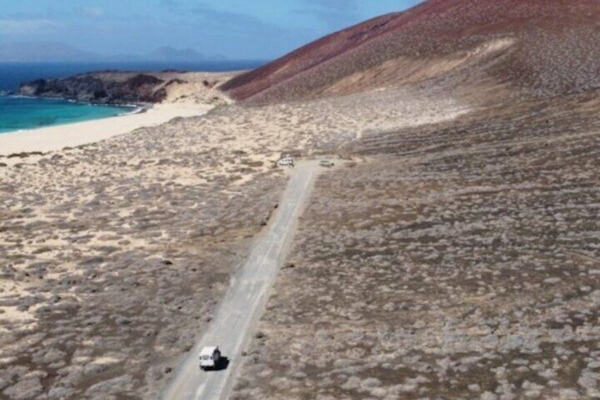 Lanzarote La Graciosa Complete Jeep Tour with Beach Time