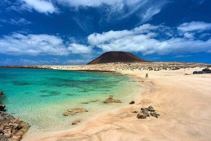 Lanzarote La Graciosa Complete Jeep Tour with Beach Time