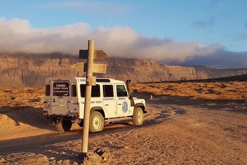 Lanzarote La Graciosa Complete Jeep Tour with Beach Time