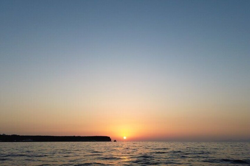 Santorini: Traditional Sunset Boat Cruise with Food & Drinks