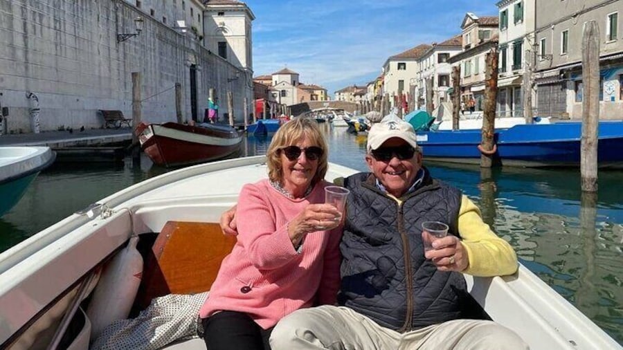 Chioggia: Canals boat tour and take picture of cruise ship