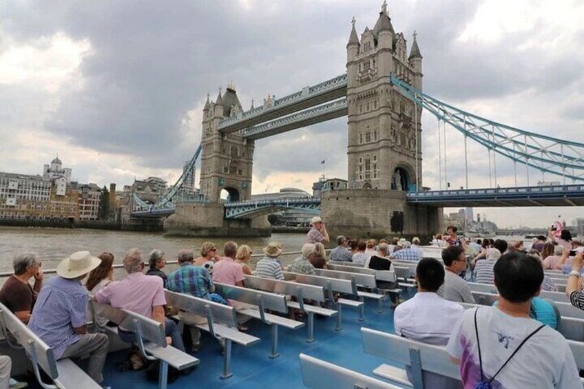 Sightseeing Cruise On River Thames