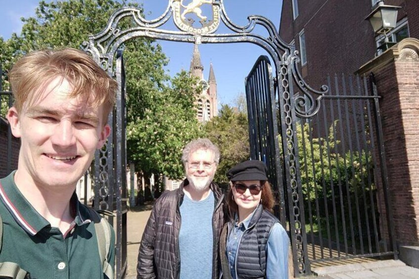 Guide with group in Delft