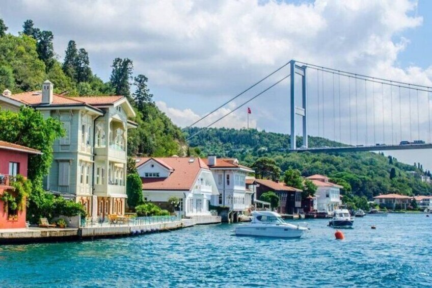 Istanbul Revealed: Historic Pathways and Bosphorus Serenity