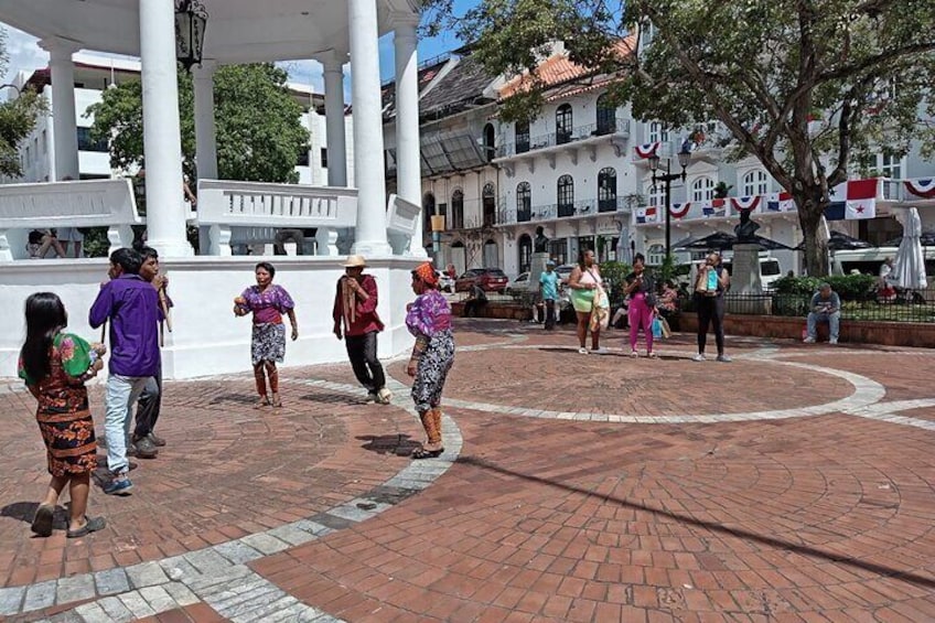 Luxury car tour Canal, Flamenco islands, Casco Viejo 7 + stops.