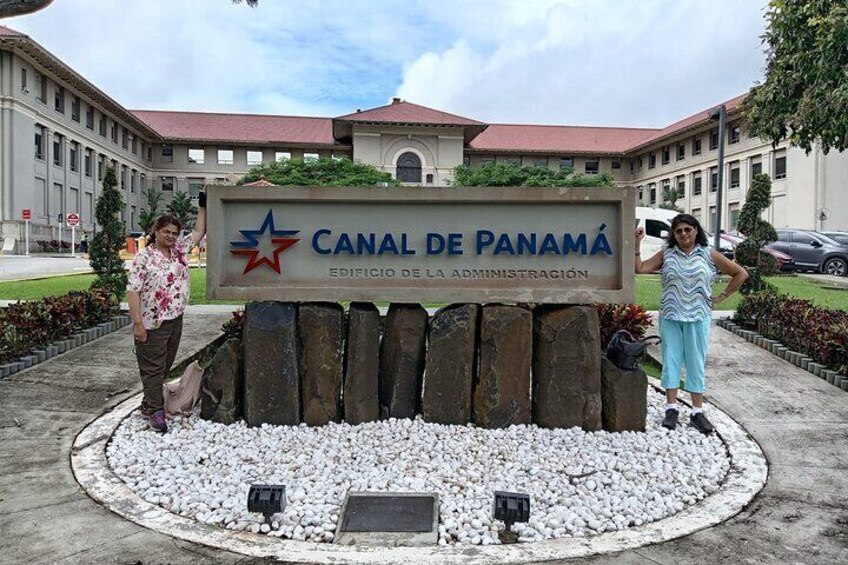 Luxury car tour Canal, Flamenco islands, Casco Viejo 7 + stops.