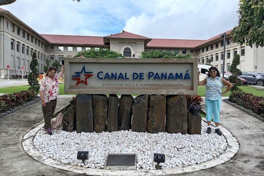 Luxury car tour Canal, Flamenco islands, Casco Viejo 7 + stops.