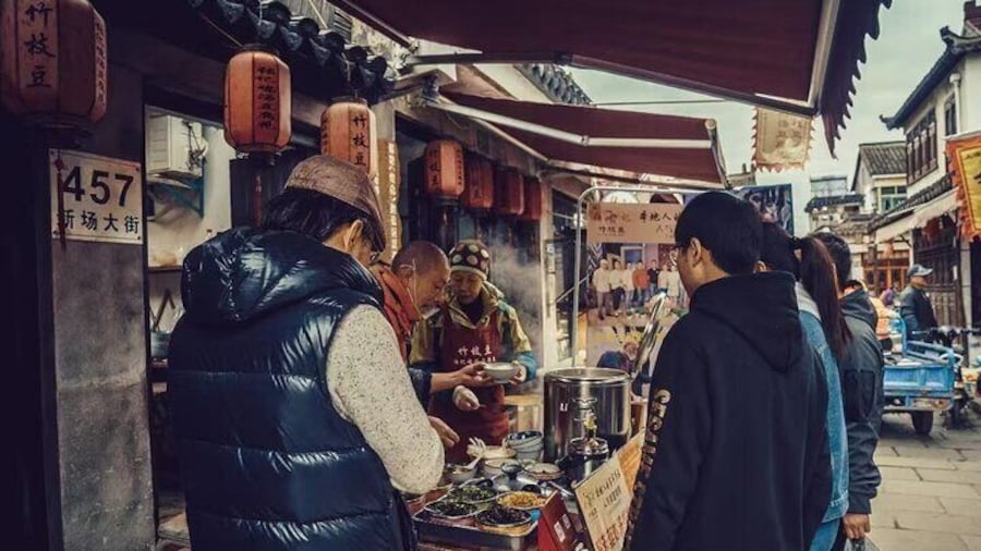 Private Foodie Tour for 6-hour Layover in Shanghai Water Town