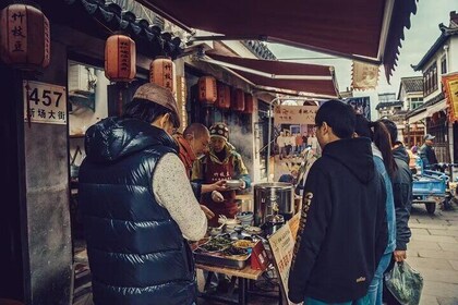 Private Foodie Tour for 6-hour Stopover in Shanghai Water Town