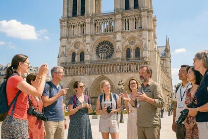 Notre Dame Cathedral: Exterior Guided Tour & Unreserved Entry