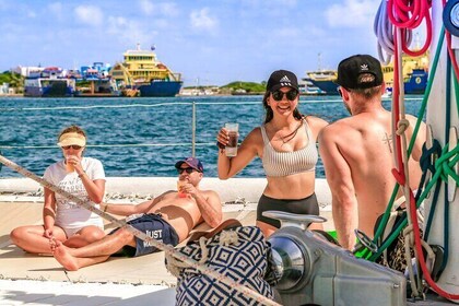 Isla Mujeres Catamaran tour with Open Bar, Lunch and Snorkelling