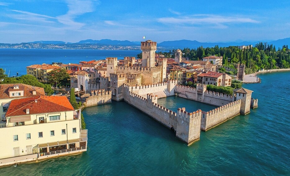 From Milan: Verona, Sirmione and Lake Garda with Exclusive Boat Cruise