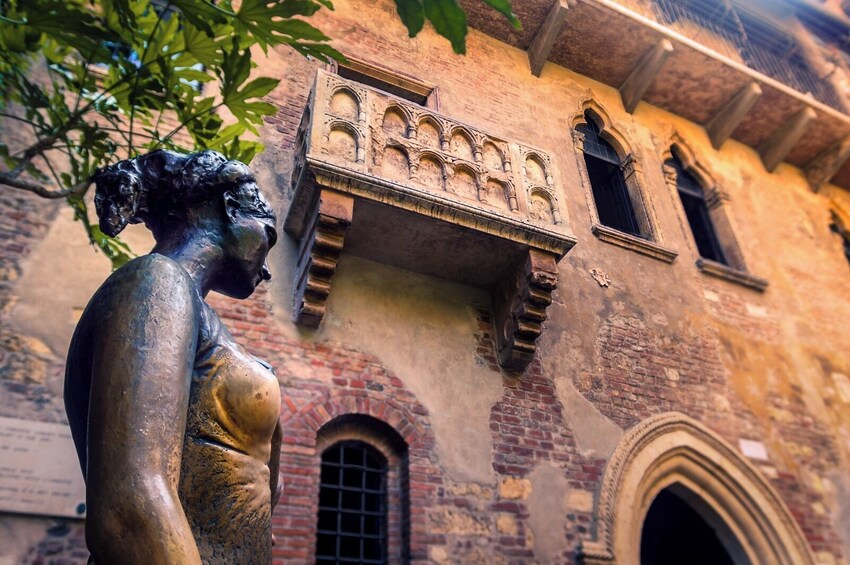 From Milan: Verona, Sirmione and Lake Garda with Exclusive Boat Cruise