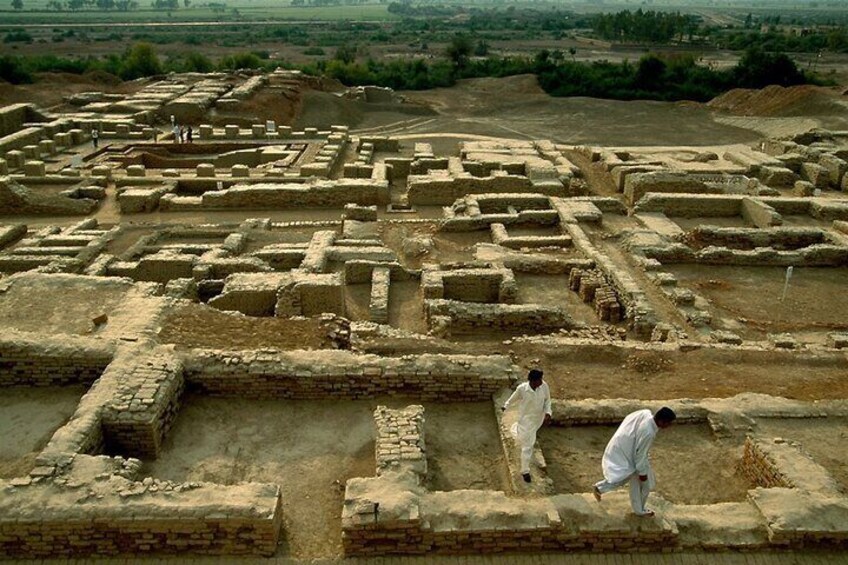 Harrapa Ancients and Hazrat Farid Shrine Guided Tour with Lunch