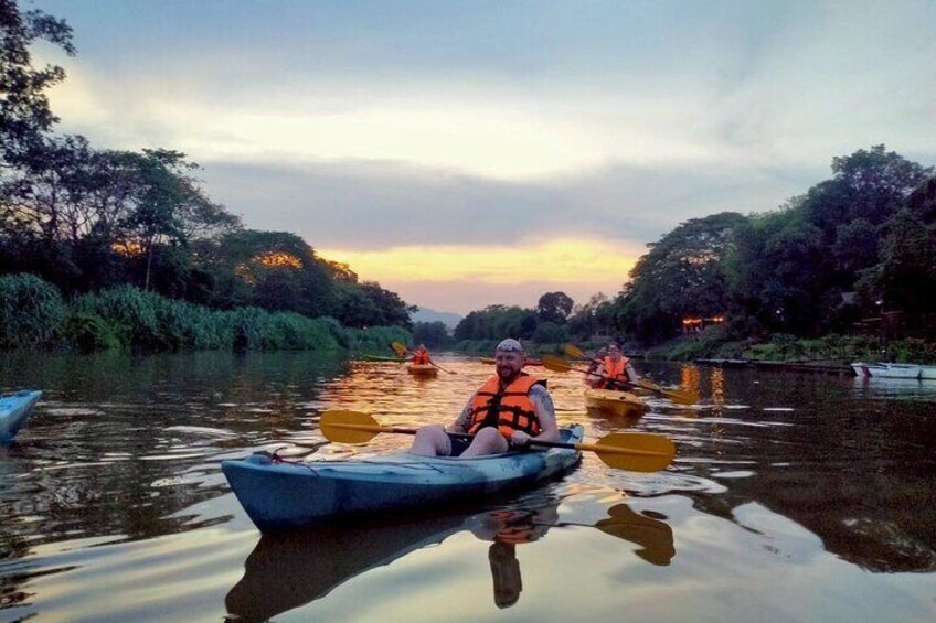 Chiang Mai: Kayak Under the Stars – 6 km to the Heart of the City
