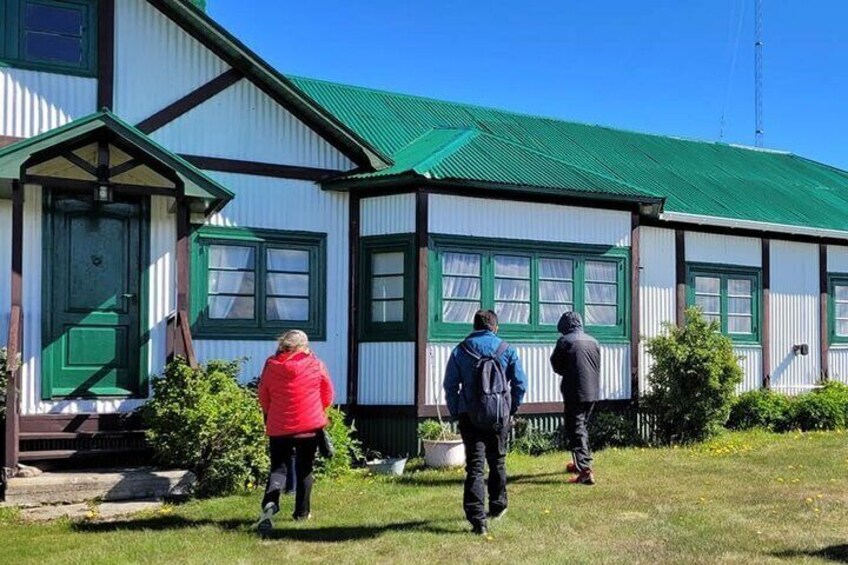 A. We will visit the authentic Estancia Pirinaica. With its almost 100 years of Patagonian production, it has wonderful facilities, which we are going to visit.