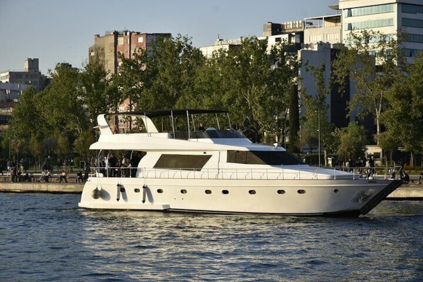 Istanbul: Private Bosphorus Tour On Luxury Yatch 24 MT