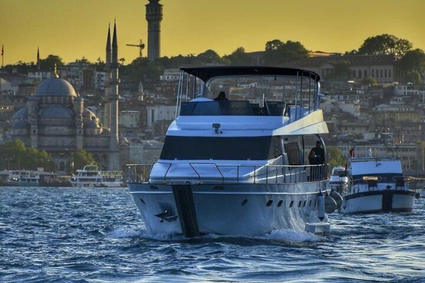 Istanbul: Private Bosphorus Tour On Luxury Yatch 24 MT