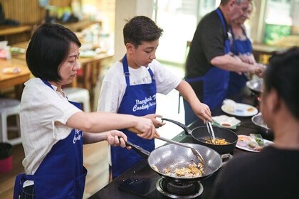 Customizable Thai Cooking Class with Onnuch Market in Bangkok