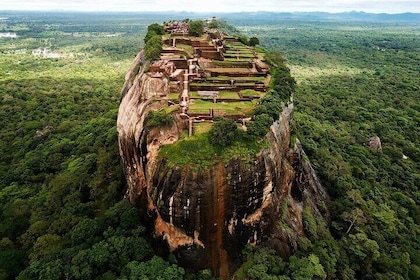 Experience the Beauty and History of Sri Lanka
