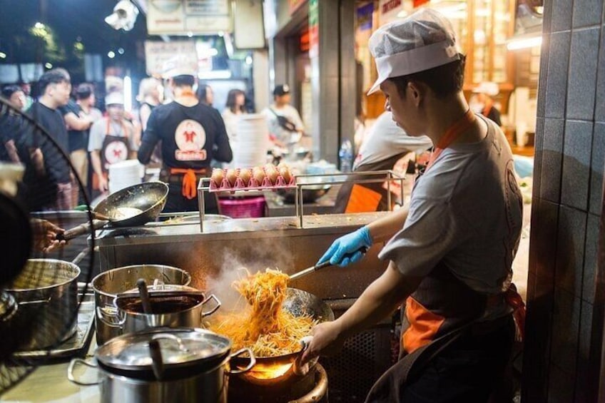 Bangkok Hungry Tuk Tuk Tour at Temples and Markets 