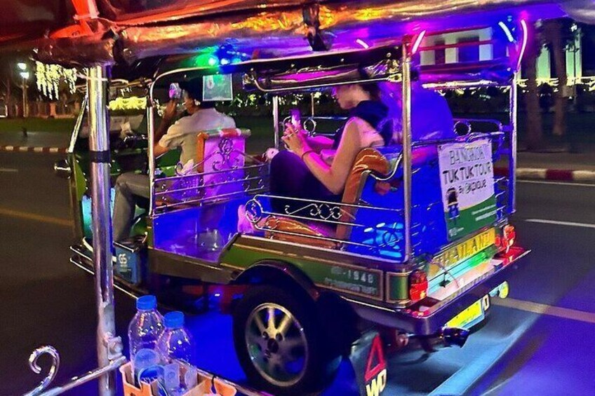 Bangkok Hungry Tuk Tuk Tour at Temples and Markets 