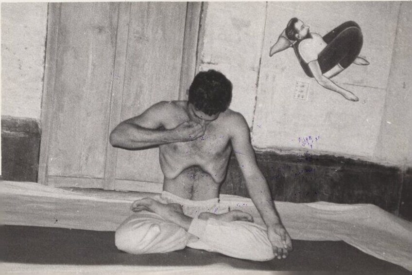 This is Sunil Kumar Jhingan practicing abdominal lock (in 1992).