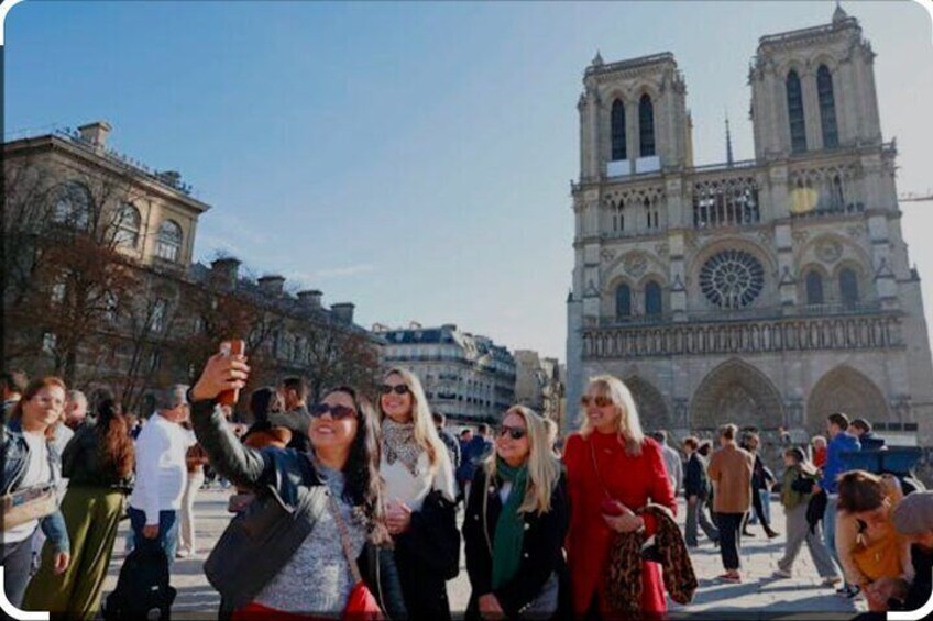 Notre Dame Guided Tour with Experienced Guide