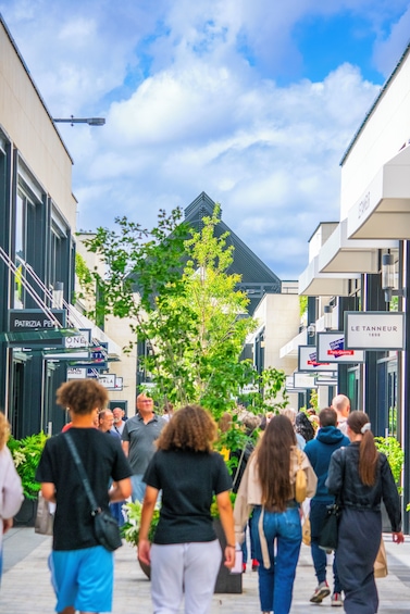 Roundtrip Transportation McArthurGlen Village des Marques Giverny