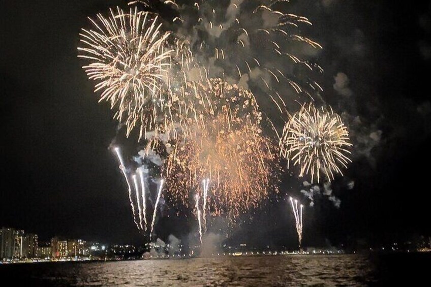 Private Boat and Fireworks Cruise in Waikiki 