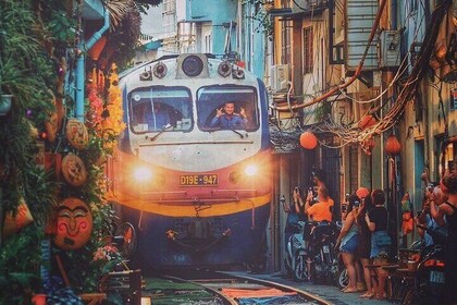 Small Group Hanoi Street Food Tour with Train Street Visit