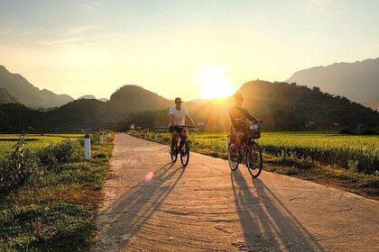 Excursión en grupo de día completo Mai Chau en Hoa Binh Vietnam desde Hoa B...