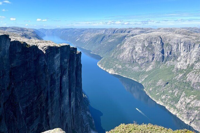 Peer over 1000m cliffs
