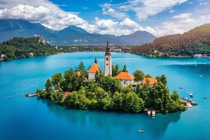 Bled the Alpine Pearl Guided Tour from Ljubljana