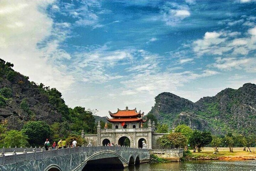 Hoa Lu - Tam Coc Luxury Day Tour