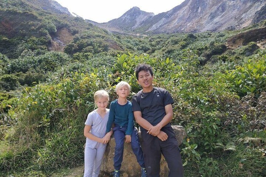 Hendra with young tourist from England