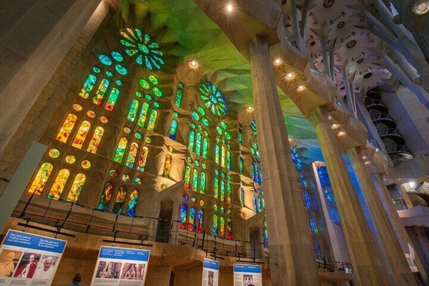 Sagrada Familia Small-Group Guided Tour with Skip-the-Line Ticket