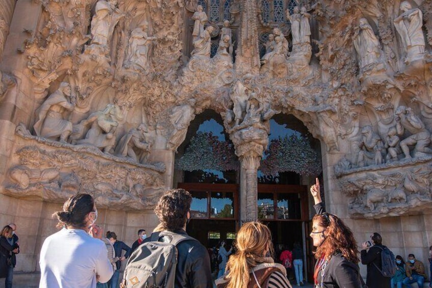Sagrada Familia Small-Group Guided Tour with Skip-the-Line Ticket
