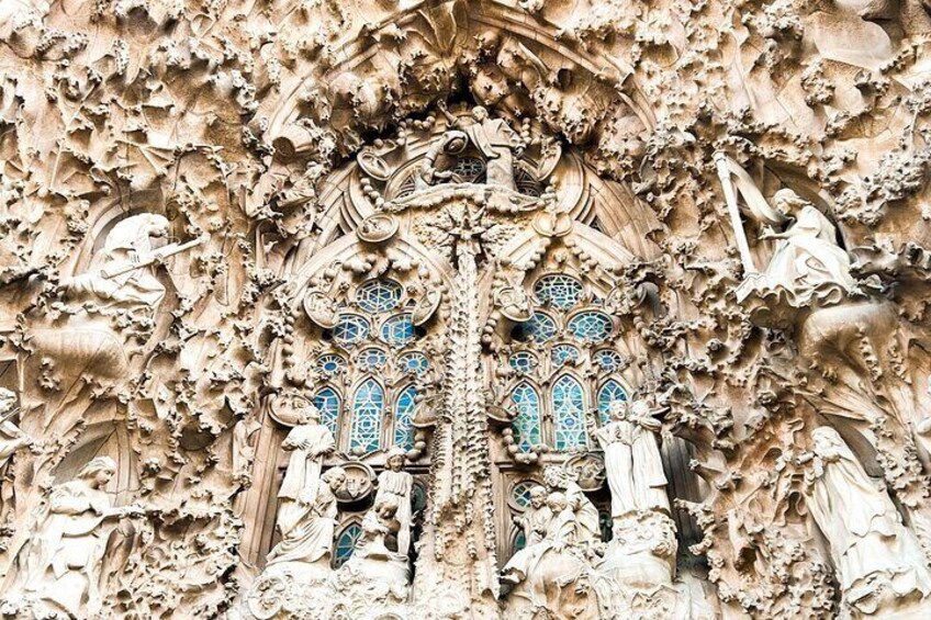 Sagrada Familia Small-Group Guided Tour with Skip-the-Line Ticket
