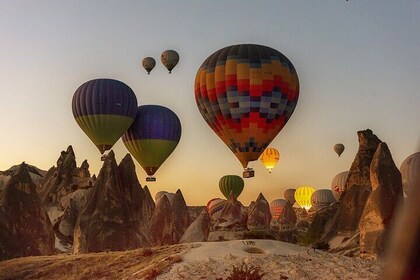 Einstündige Kappadokien-Heißluftballontour auf Fairy Chimneys