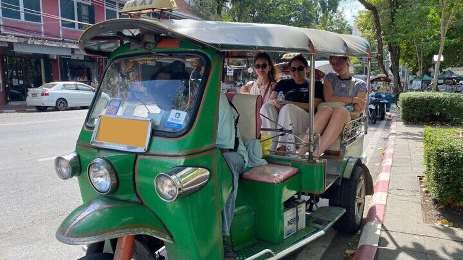 Everyone is ready on the Tuk Tuk!
