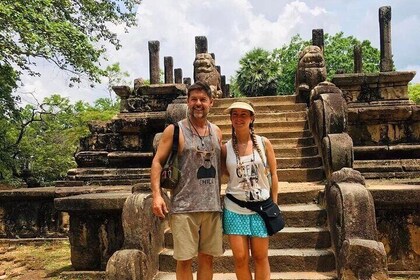 Besuch der historischen Polonnaruwa Ruinen und Minneriya Safari 