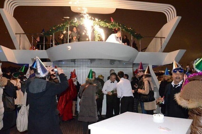 Istanbul New Year's Eve Dinner Cruise and Party on the Bosphorus